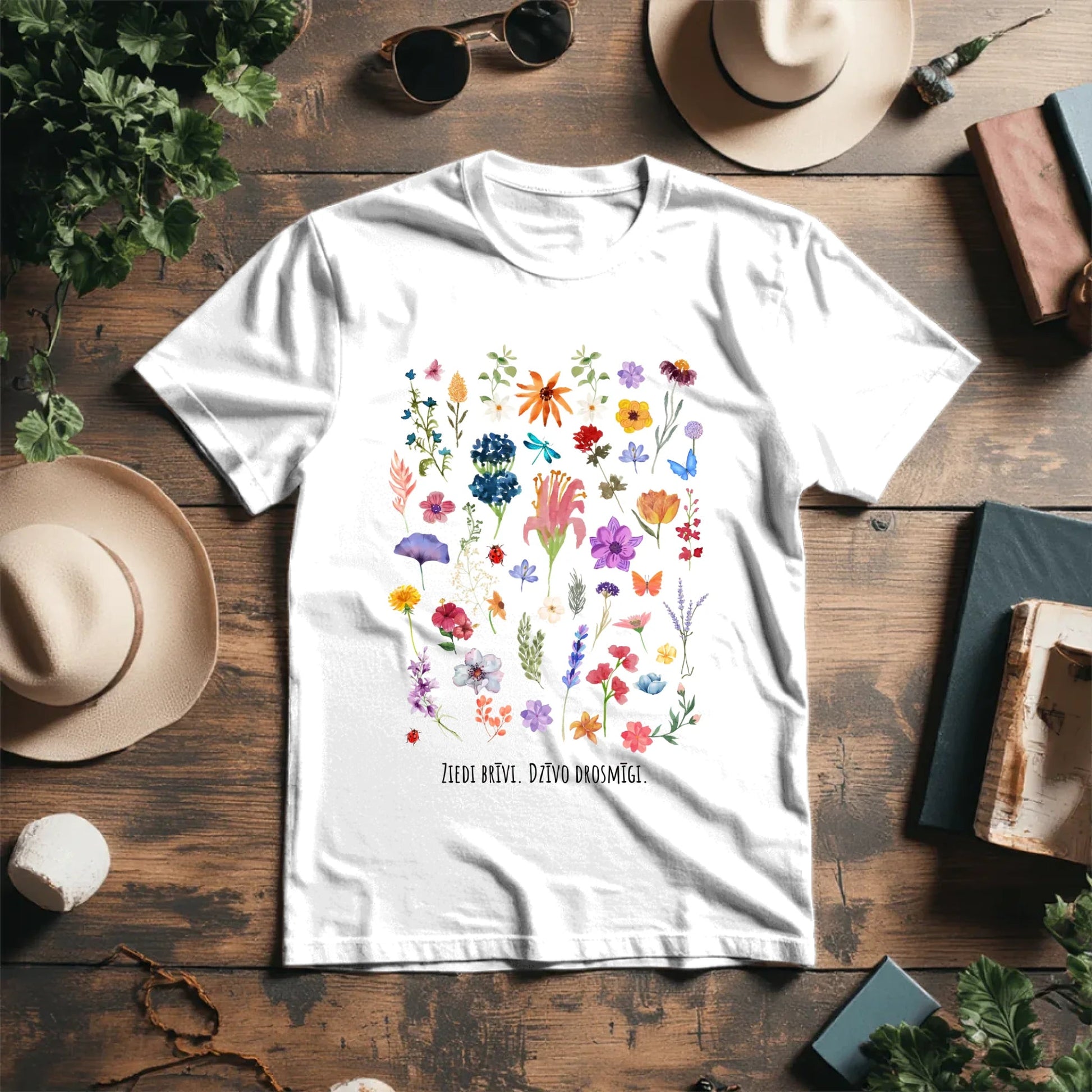 Attēls ar Organiskās kokvilnas T - krekls “Ziedi brīvi.Dzīvo drosmīgi” – pieejams Šarlotes audumi