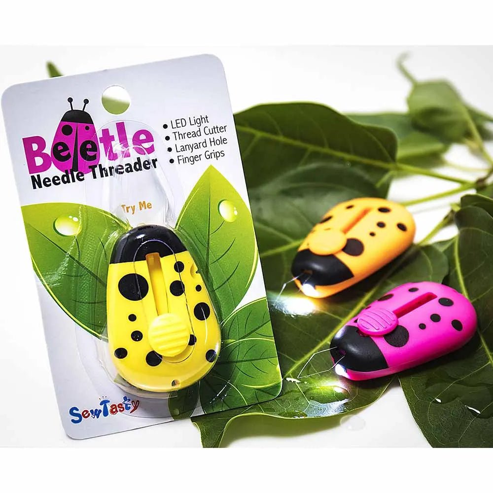 Attēls ar Palīgs diegu ievēršanai adatā “Sew Tasty” ar LED apgaismojumu – pieejams Šarlotes audumi