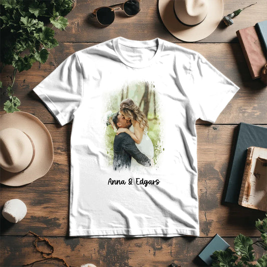 Attēls ar Personalizēts T - krekls ar Jūsu pāra foto – Watercolor Vintage stilā – pieejams Šarlotes audumi