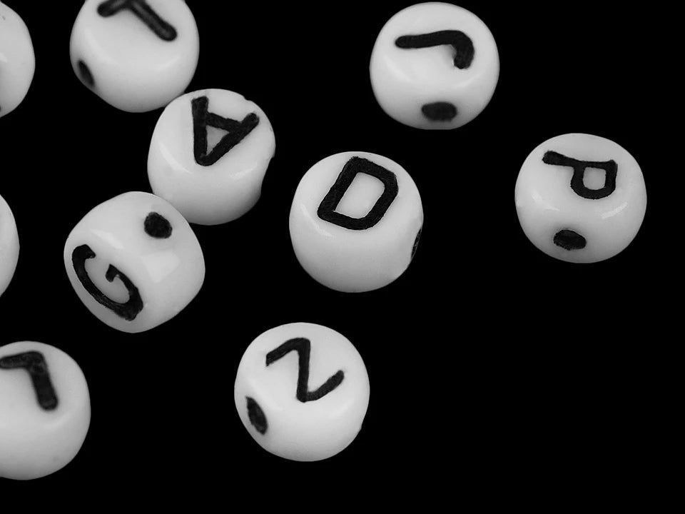Flat glass beads with letters – 6 mm, white with black letters – available online at Šarlotes audumi