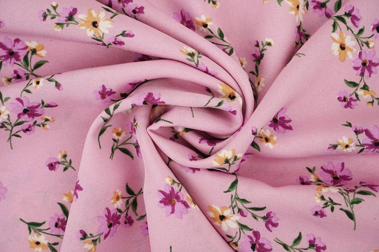 Image of thin pink floral crepe fabric – available online at Šarlotes audumi
