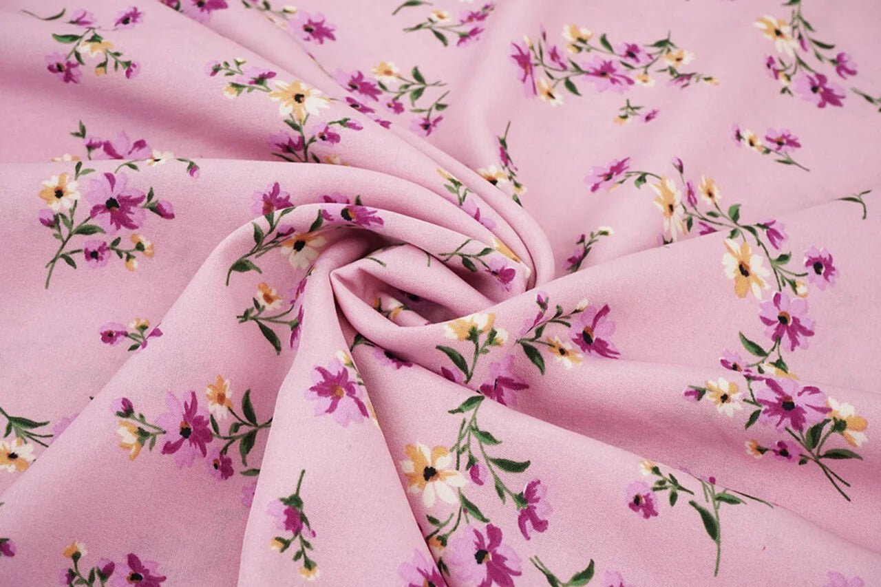 Thin crepe fabric with pink flowers – available online at Šarlotes audumi