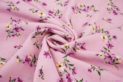 Thin crepe fabric with pink flowers – available online at Šarlotes audumi