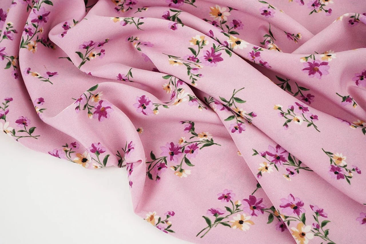 Image of thin crepe fabric with pink flowers – available online at Šarlotes audumi