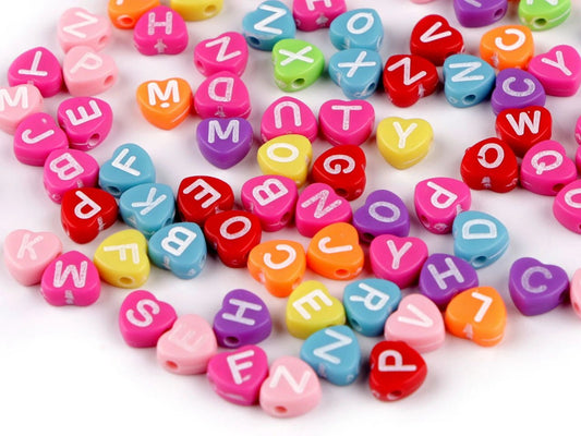 Attēls ar Plastmasas burtiņu pērlītes ar sirsniņām | Ø7 mm|10 grami – pieejams Šarlotes audumi