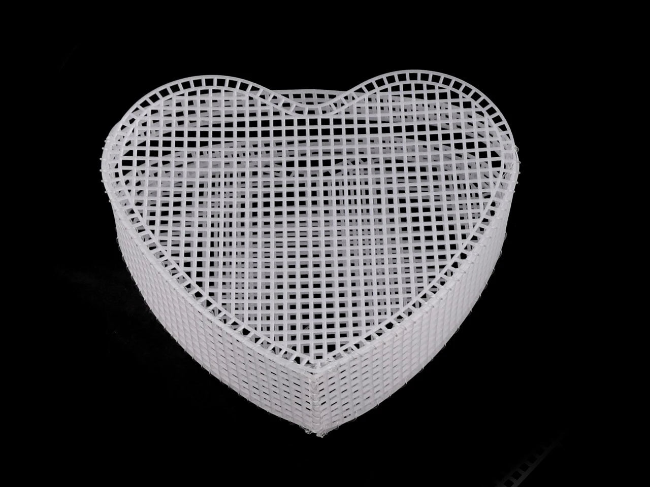 Image of plastic canvas for a heart-shaped purse – available at Šarlotes audumi