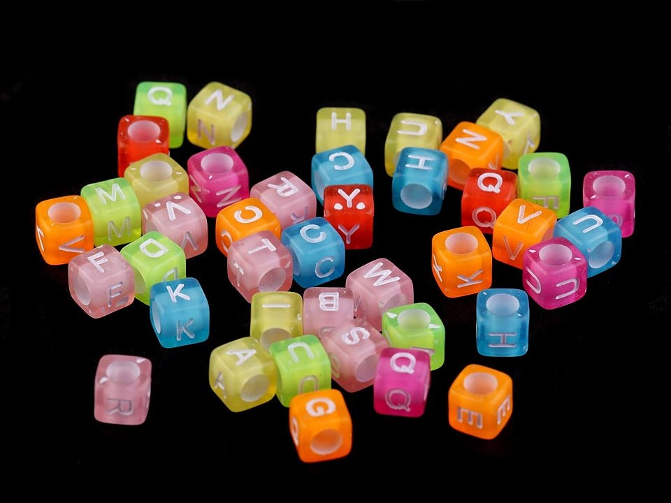 Plastmasas pērlītes ar burtiem, krāsaini uz krāsaina fona 6×6 mm