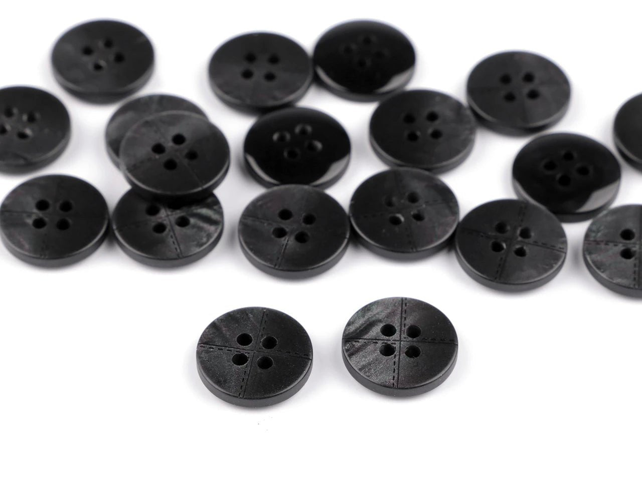 Attēls ar Plastmasas pogas 15 mm - melnas – pieejams Šarlotes audumi