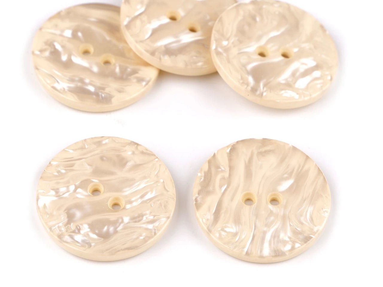 Pilt Plastnööpidest 35 mm-kreemjas – saadaval Šarlote kangad