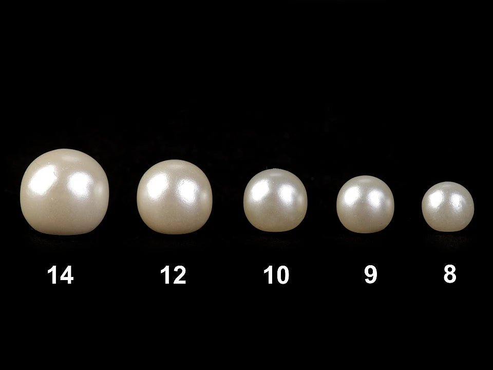 Attēls ar Plastmasas pogas, pērlīte Ø8 mm| dažadu toņu – pieejams Šarlotes audumi