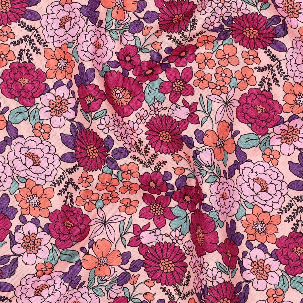 Image of premium 100% cotton fabric with pink floral motif, 110 g/m² – available at Šarlotes audumi