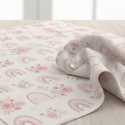 Attēls ar Premium 100% kokvilnas audums - rozītes ar varavīksnēm 130 g/m² – pieejams Šarlotes audumi