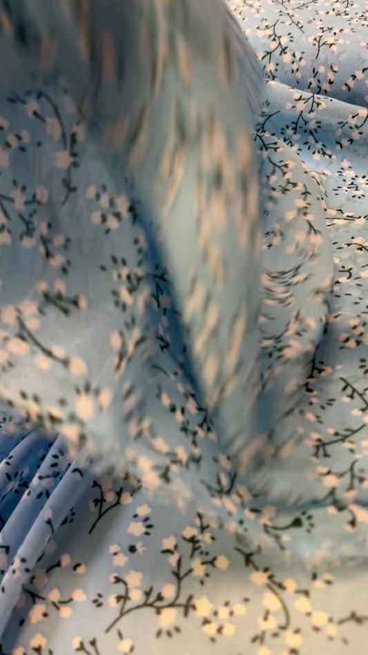 Chiffon-white flowers on a blue background | 150 cm | 65 g/m²