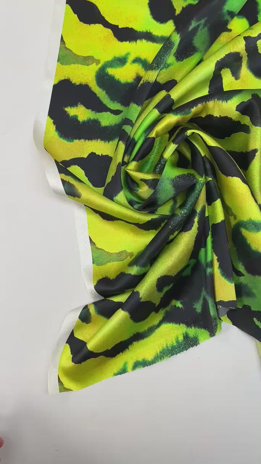 100% Silk satin - pattern on green background 80 g/m²
