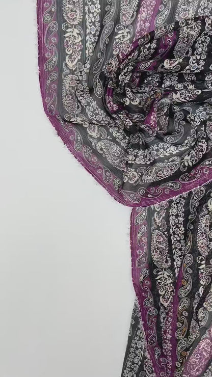 Itaalia šifoonkangas musta-lilla paisley-mustriga ja lureksniidiga 70 g/m²