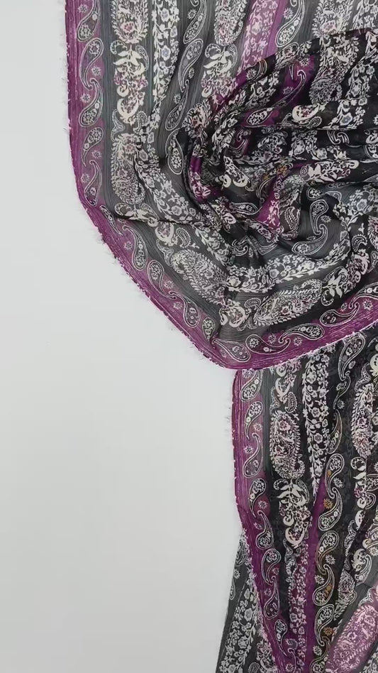 Itaalia šifoonkangas musta-lilla paisley-mustriga ja lureksniidiga 70 g/m²