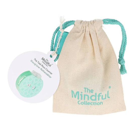 Image du compteur de rangs KnitPro Mindful dans une jolie pochette – disponible chez Charlotte’s Fabrics