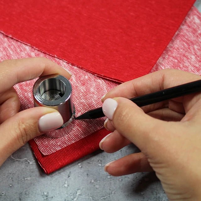 Attēls ar Rokas prese pogu izgatavošanai – pieejams Šarlotes audumi