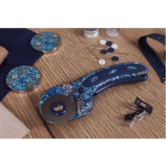 Pilt: Hobby Gifti lillemustriga 45 mm pöördnuga – saadaval Šarlote audumites