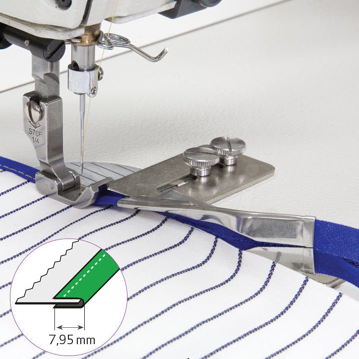 Image d’une machine à coudre industrielle avec pose-biais pour ruban - pour ruban de 16 mm, bord fini 8 mm – disponible chez Šarlotes audumi