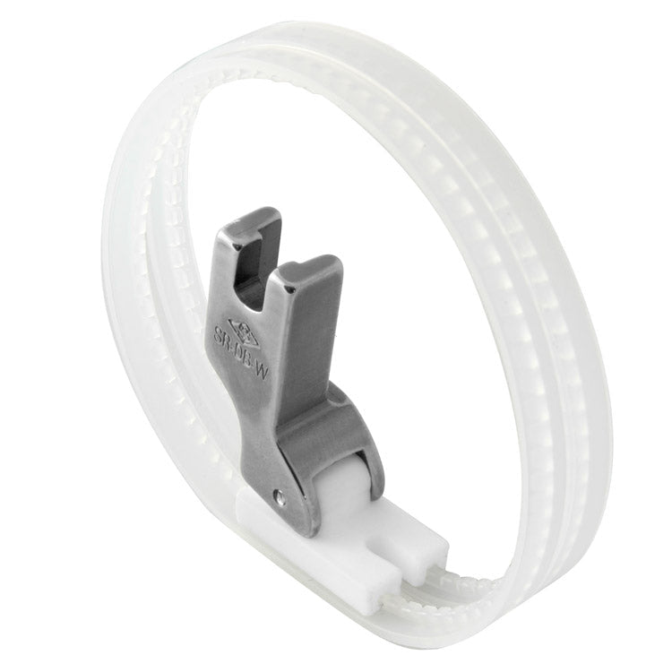 Image d’un pied-de-biche pour machine à coudre industrielle - PTFE, téflon avec anneaux pour matières épaisses et glissantes – disponible chez Šarlotes audumi