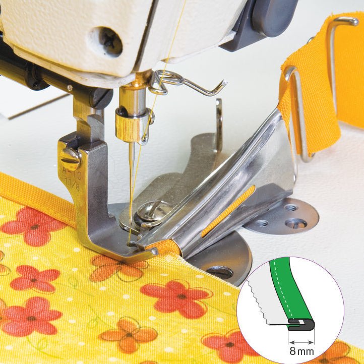 Image du plieur de bordure à ruban incliné pour machine à coudre industrielle - côté droit, pour ruban de 30 mm, bord fini 8 mm, 90° – disponible chez Šarlotes audumi