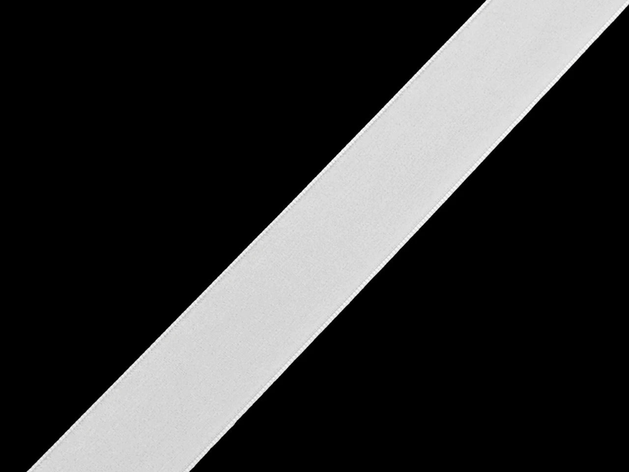 Attēls ar Samta lente 25 mm - balta – pieejams Šarlotes audumi