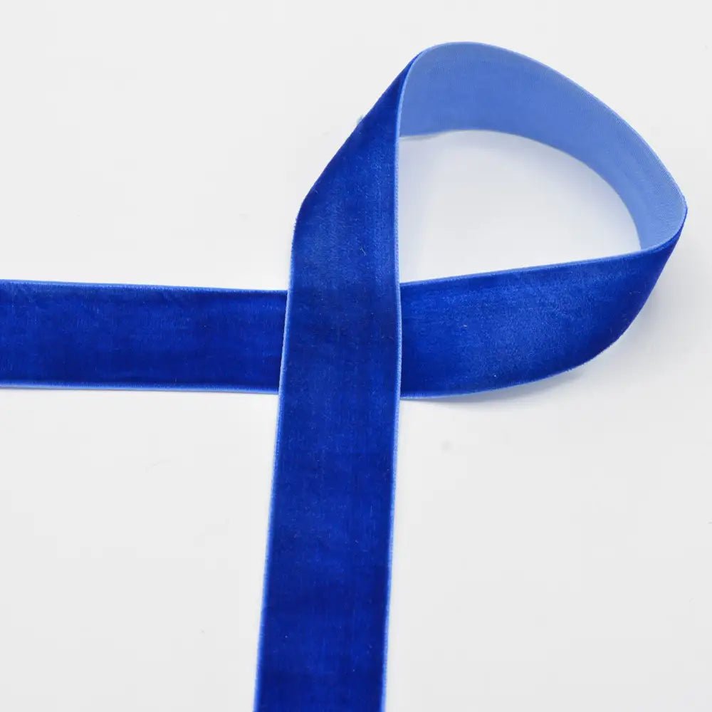 Image du ruban de velours 25 mm - bleu bleuet – disponible chez Šarlotes audumi