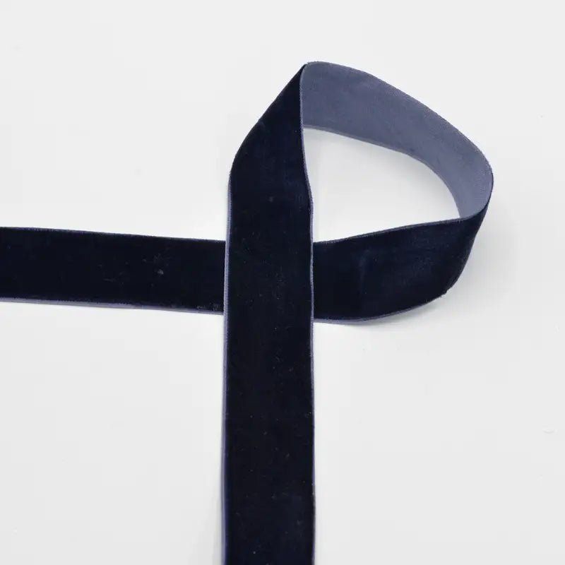 Image avec ruban en velours 25 mm - bleu foncé – disponible chez Šarlotes audumi