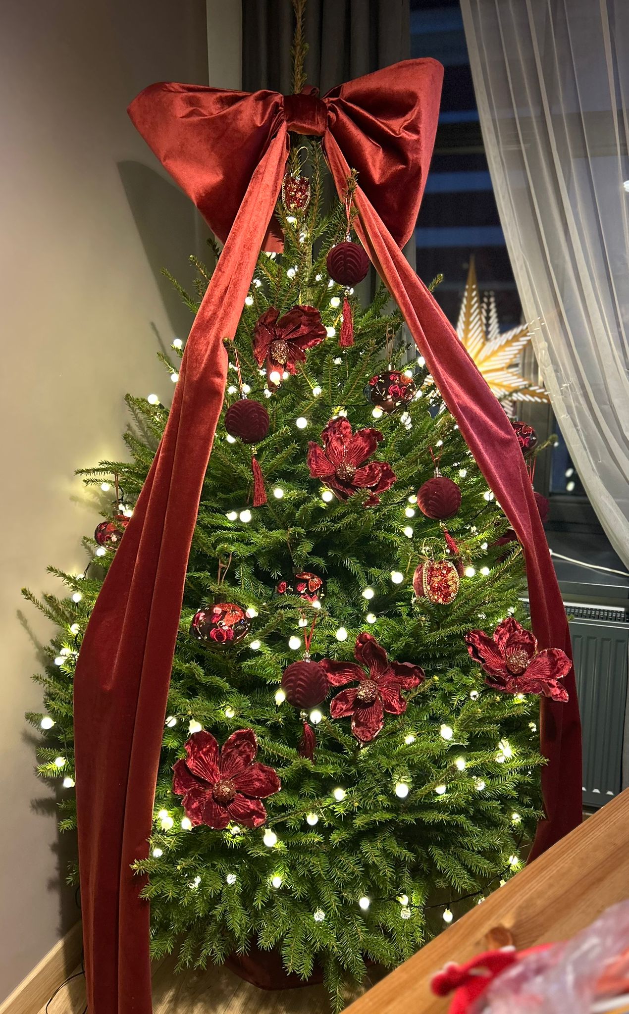 Attēls ar Samts - tumši sarkans 280 g/m² – pieejams Šarlotes audumi