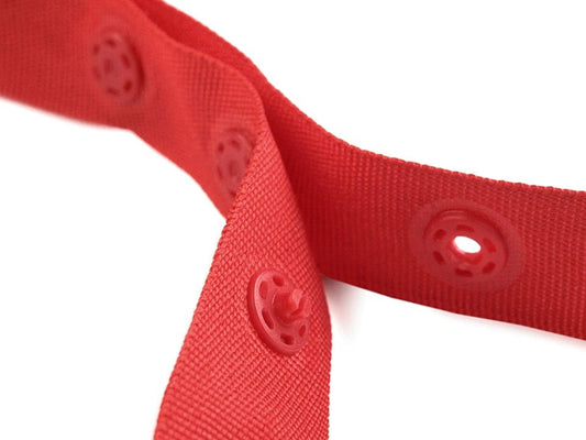 Attēls ar Spiedpogu lente 18 mm - sarkana – pieejams Šarlotes audumi