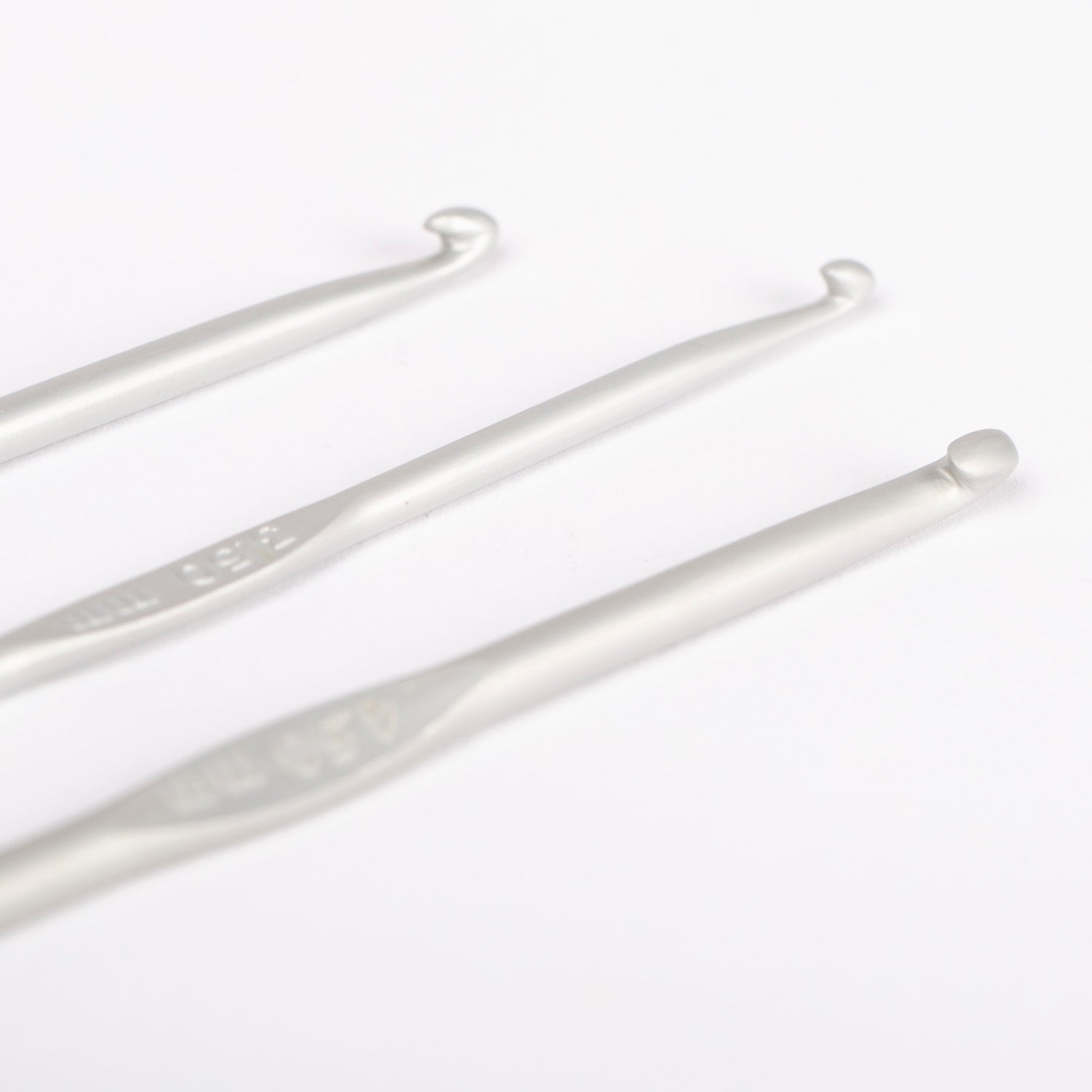 Image de crochet en aluminium DROPS | tailles 2 – 5 mm – disponible chez Šarlotes audumi