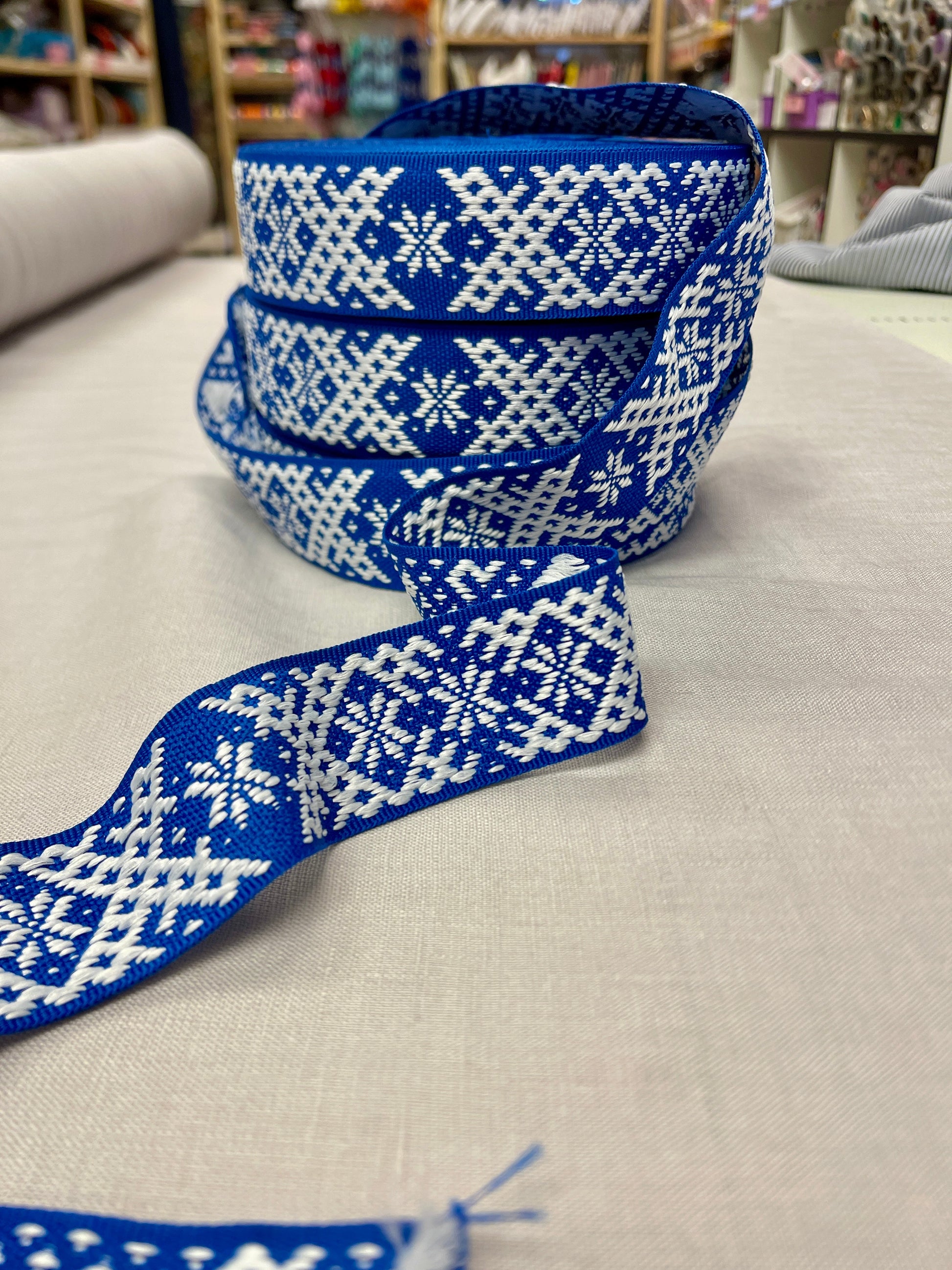Image avec ruban folklorique, ceinture 40 mm - bleu bleuet - LV – disponible chez Šarlotes audumi
