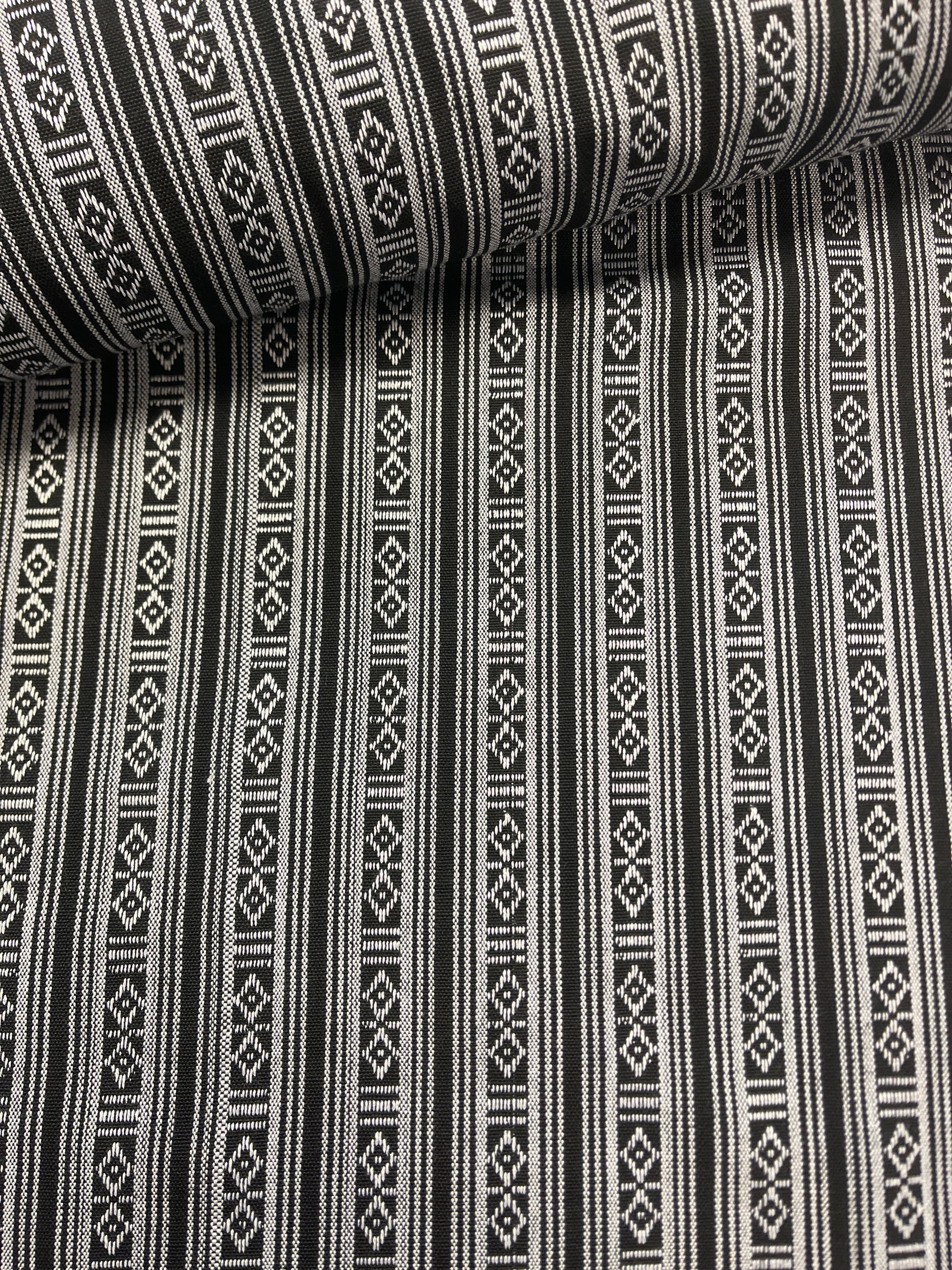 Attēls ar Tautiska raksta audums - melns ar baltu 200 g/m² – pieejams Šarlotes audumi