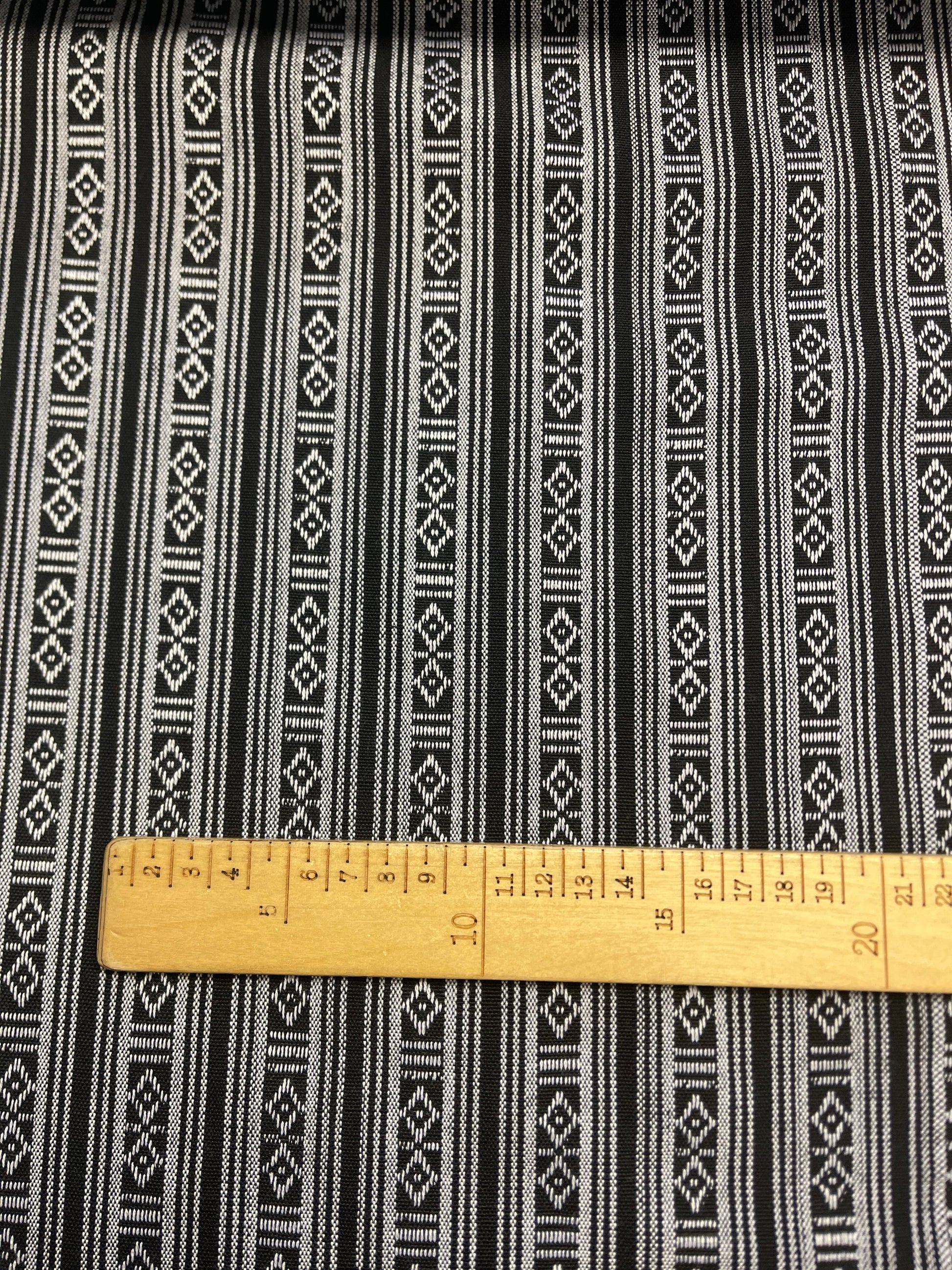 Attēls ar Tautiska raksta audums - melns ar baltu 200 g/m² – pieejams Šarlotes audumi