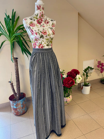 Traditional pattern fabric - black with grey 200 g/m²