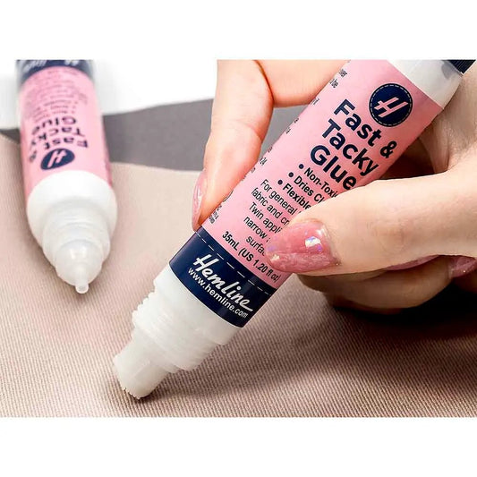 Attēls ar Tekstila līme Hemline Fast & Tacky – pieejams Šarlotes audumi