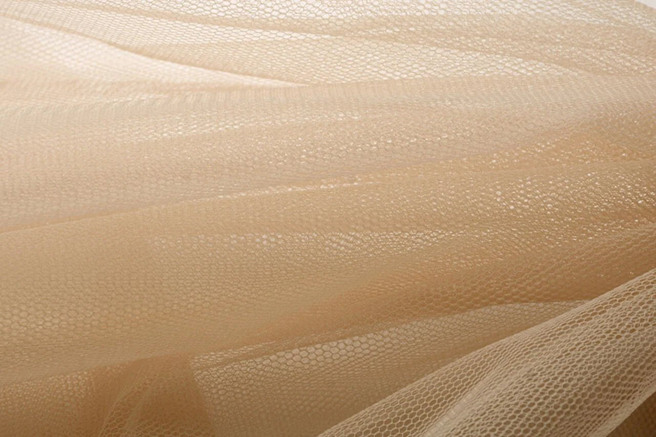 Attēls ar Tills stingrs – grauzdētas mandeles tonis | 100% neilons |20 g/m² 150 cm – pieejams Šarlotes audumi