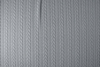Image de tissu tricoté à motif de maille - torsades grises 340 g/m² – disponible chez Šarlotes audumi