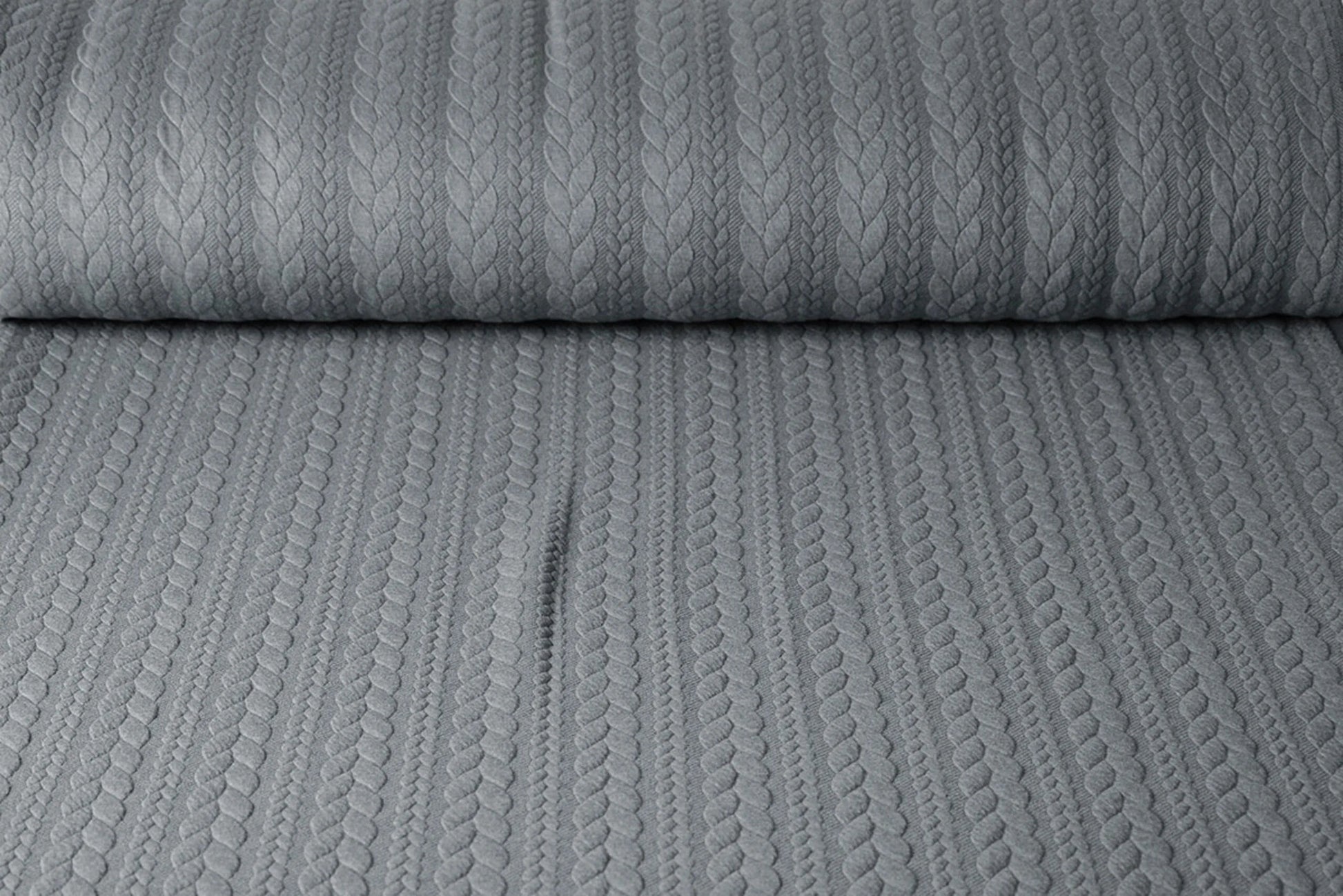 Attēls ar Trikotāžas audums ar adījuma rakstu - pelēkas pīnes 340 g/m² – pieejams Šarlotes audumi