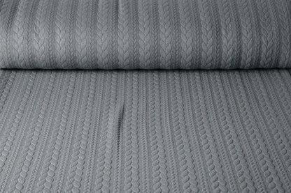 Image de tissu tricoté à motif de mailles - tresses grises 340 g/m² – disponible chez Šarlotes audumi