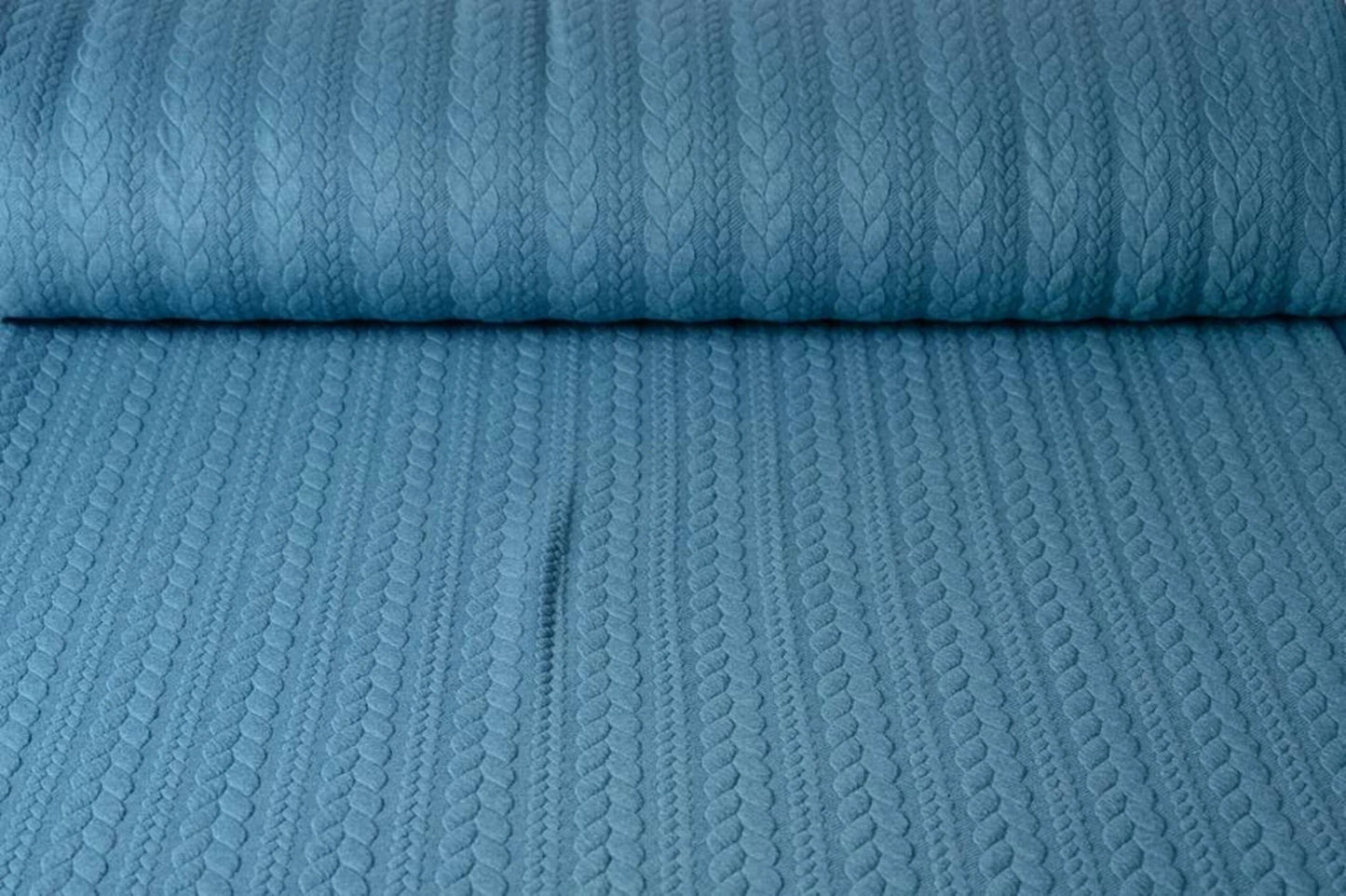 Attēls ar Trikotāžas audums ar adījuma rakstu - zilas pīnes 340 g/m² – pieejams Šarlotes audumi