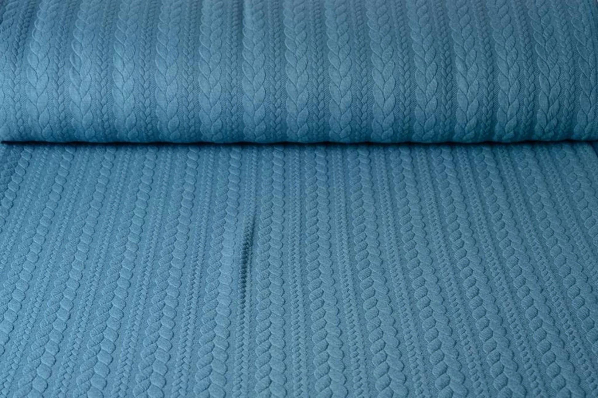 Attēls ar Trikotāžas audums ar adījuma rakstu - zilas pīnes 340 g/m² – pieejams Šarlotes audumi