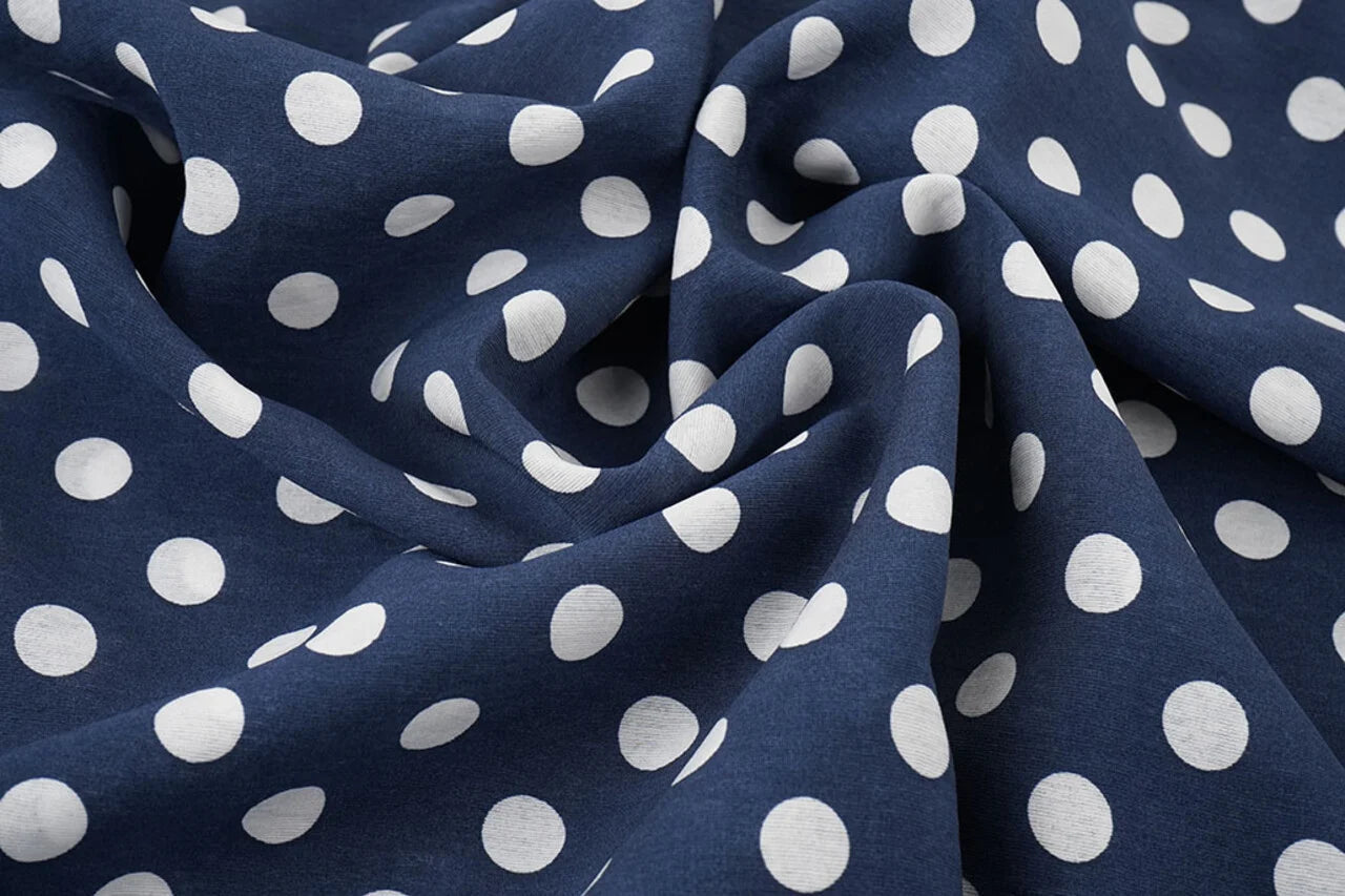 Attēls ar Viskozes audums-baltas pumpiņas uz tumši zila 80 g/m² – pieejams Šarlotes audumi