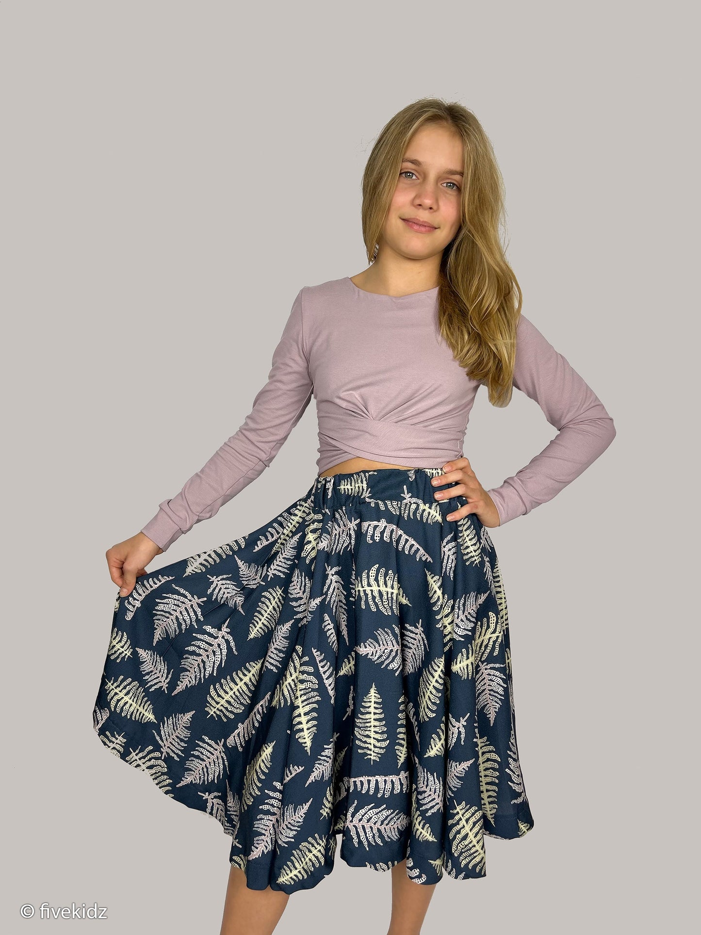 Attēls ar Viskozes audums - papardes uz tumši zila fona 140 g/m² – pieejams Šarlotes audumi