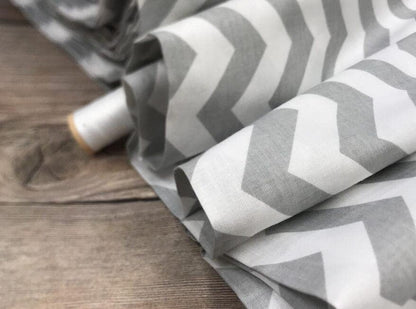 Tissu 100 % coton à zigzags blancs et gris 130 g/m²