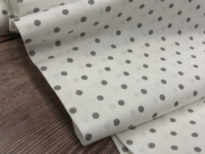 100 % tissu en coton à pois gris sur fond blanc (4 mm) 130 g/m²