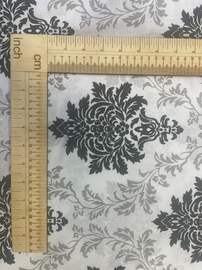 100% Baumwollstoff mit grau-schwarzem Muster 130 g/m²